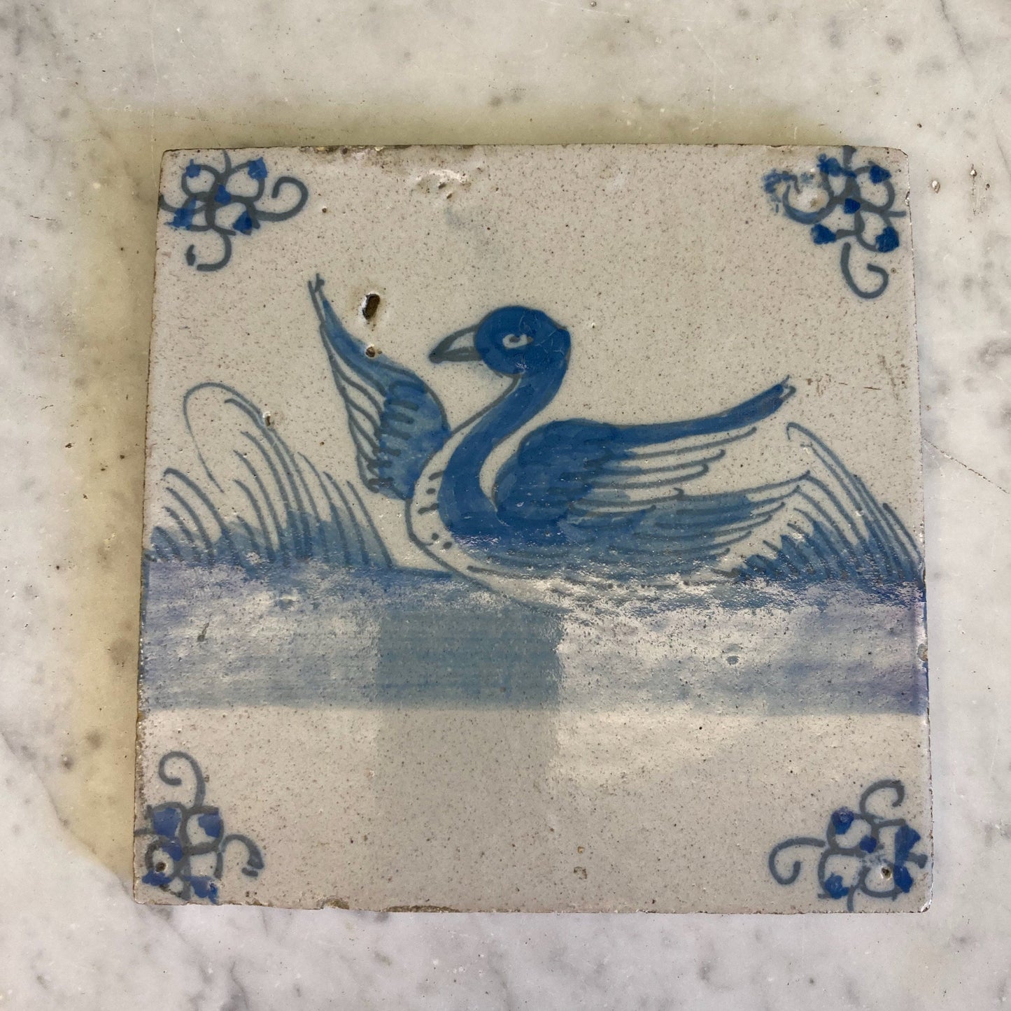 ancien carreau en faïence de Delft à décor d' un cygne en camaieu de bleu