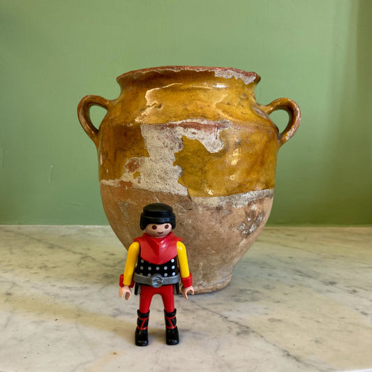 Petit pot à confit ancien en terre cuite vernissée jaune.