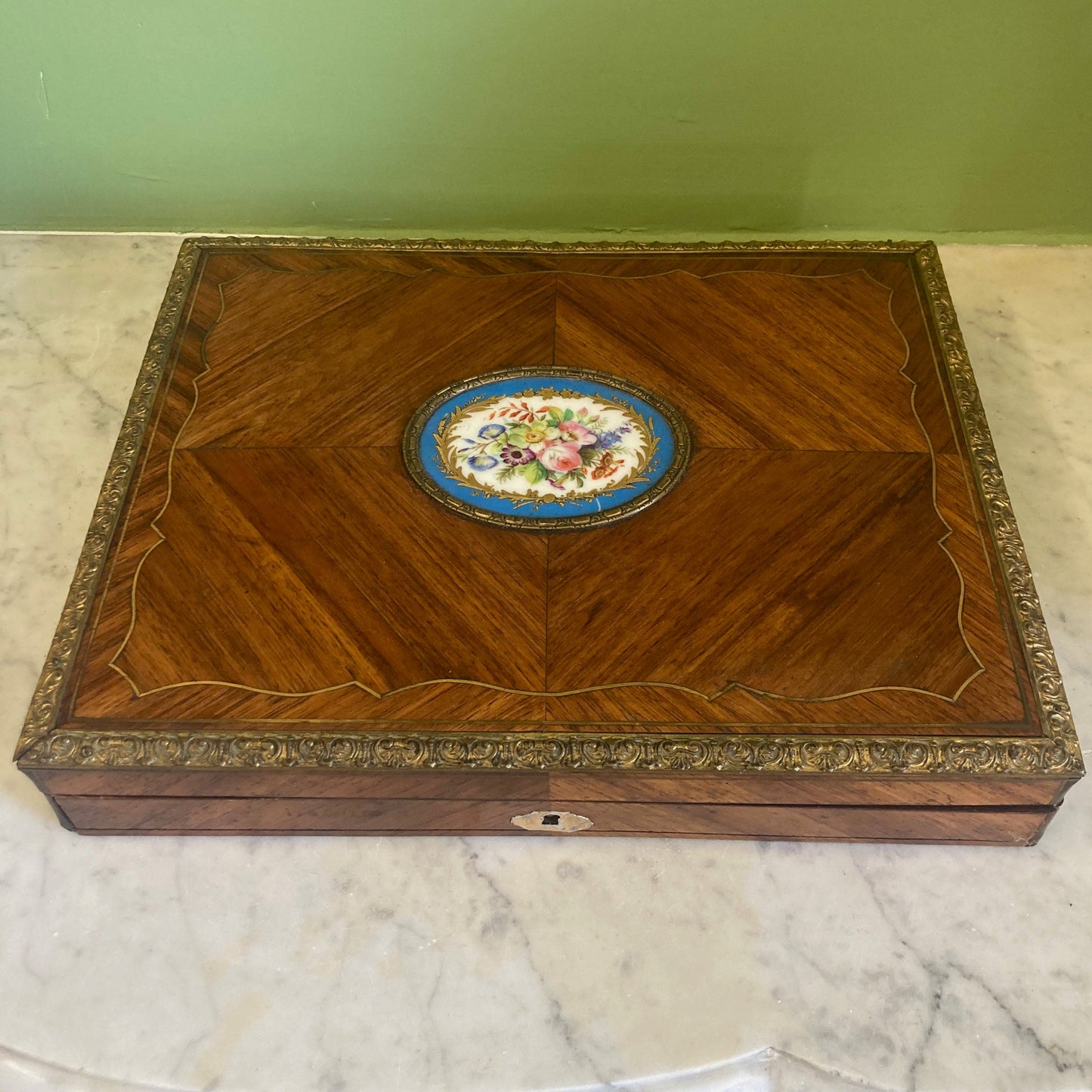 Ancienne boite en marqueterie de bois de rose et médaillon de Sèvres