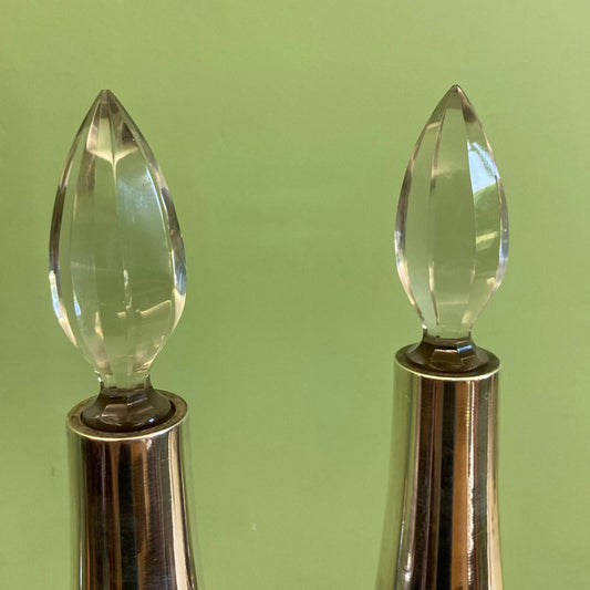 Paire de carafes en cristal taillé et argent massif