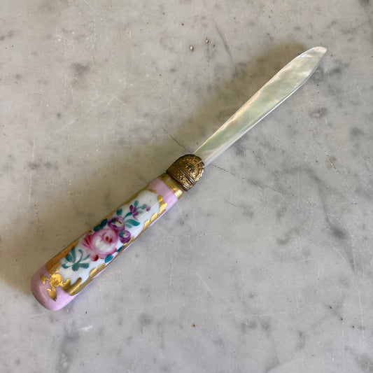 Coupe papier ancien avec la lame en nacre et le manche en porcelaine peinte