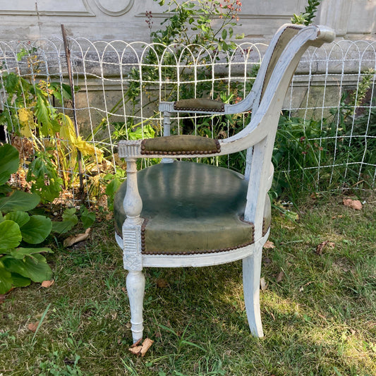 ancien fauteuil en bois laqué blanc et garniture de cuir verte d' époque Directoire