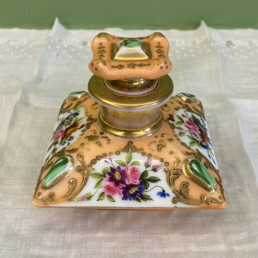 Flacon de parfum ancien en porcelaine polychrome et dorée à décor de fleurs.