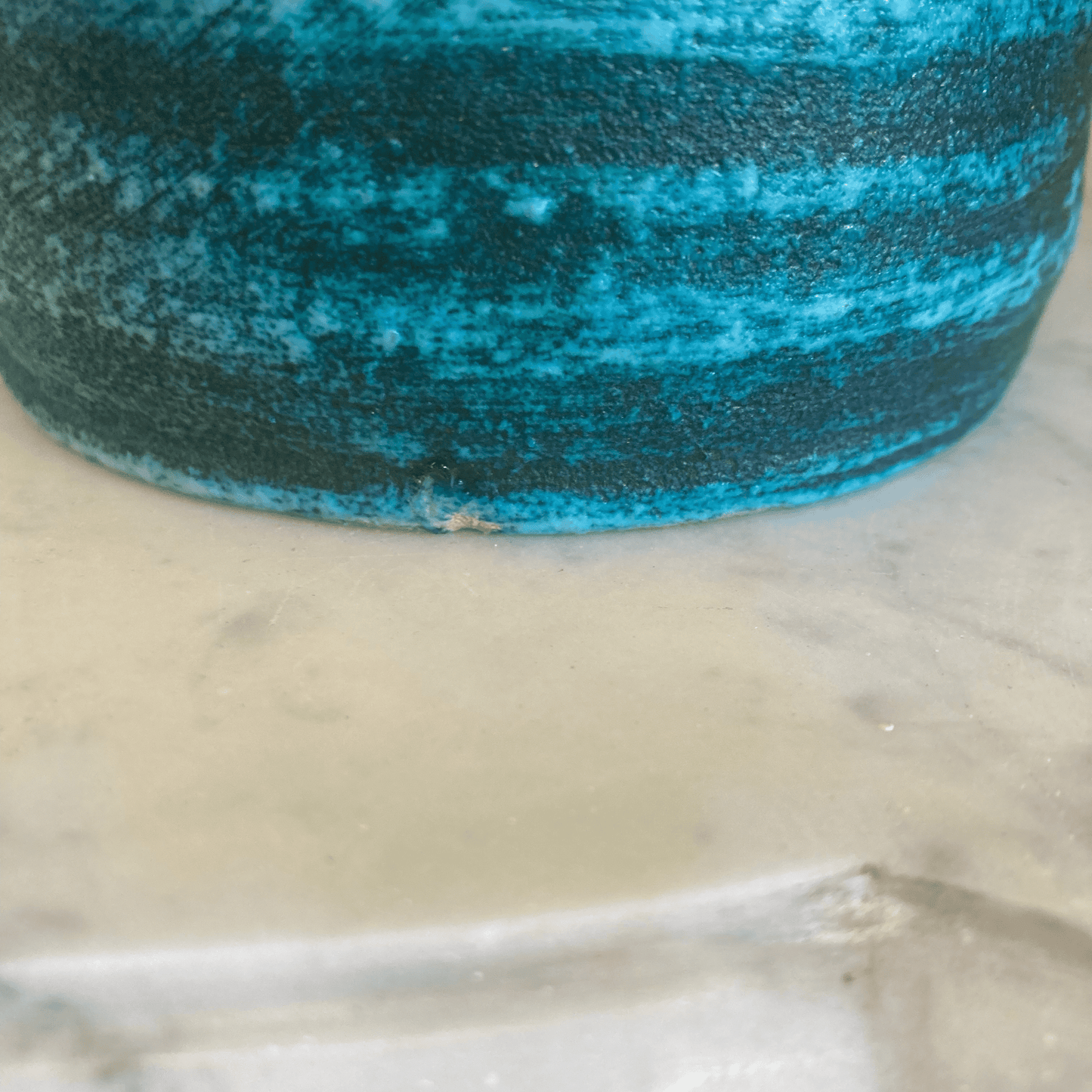 Grand pichet en céramique bleue de marque Accolay