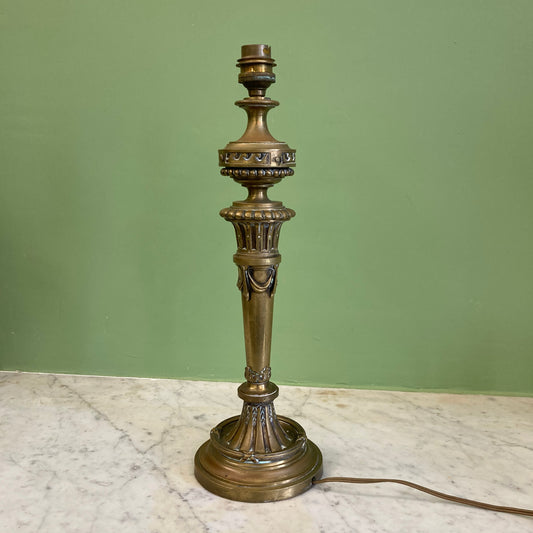 Grand pied de lampe ancien en bronze ornementé.