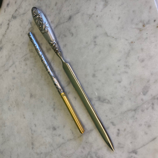 Coupe papier et porte plume art nouveau en coffret vers 1900 à décor de gui