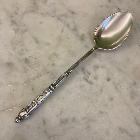 12 petites cuillères en métal argenté avec les manches à la Russe.