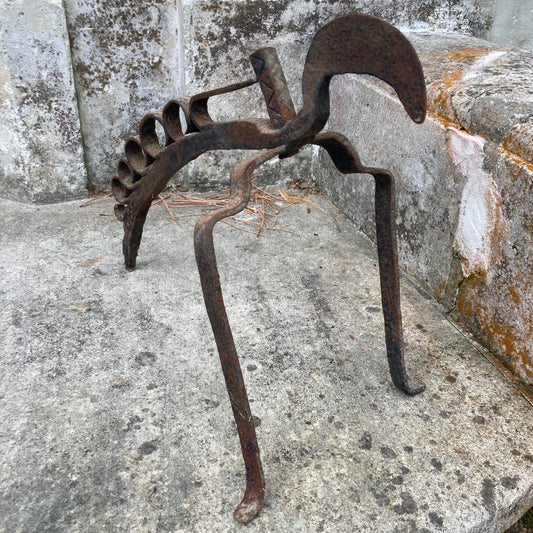 Haute époque,ancien support, porte broche, zoomorphe pour tournebroche en fer forgé. Sud de la France, Pyrénnées.