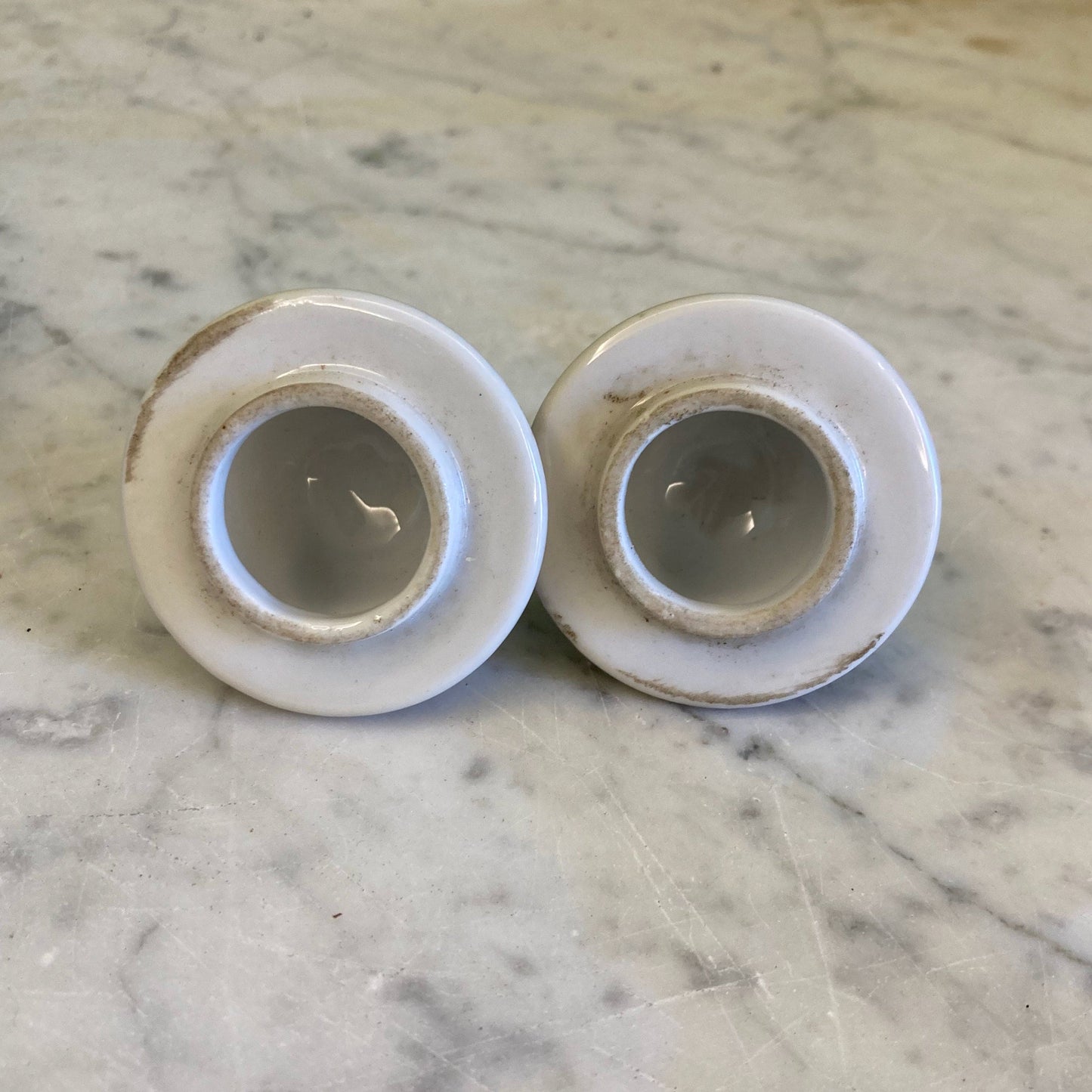 Samson ancienne paire de vases en porcelaine polychrome décor armoiries et fleurs.