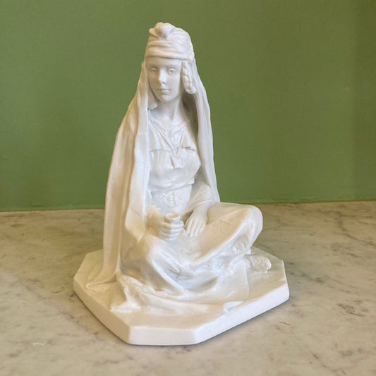 Ancienne statuette en biscuit par Théodore Haviland d' après L. Savine, représentant une Femme Berbère.