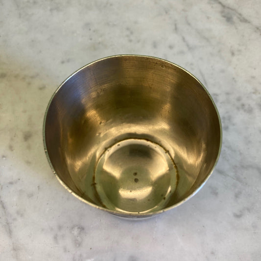 Timbale à décor d' une frise de pampres en argent massif.