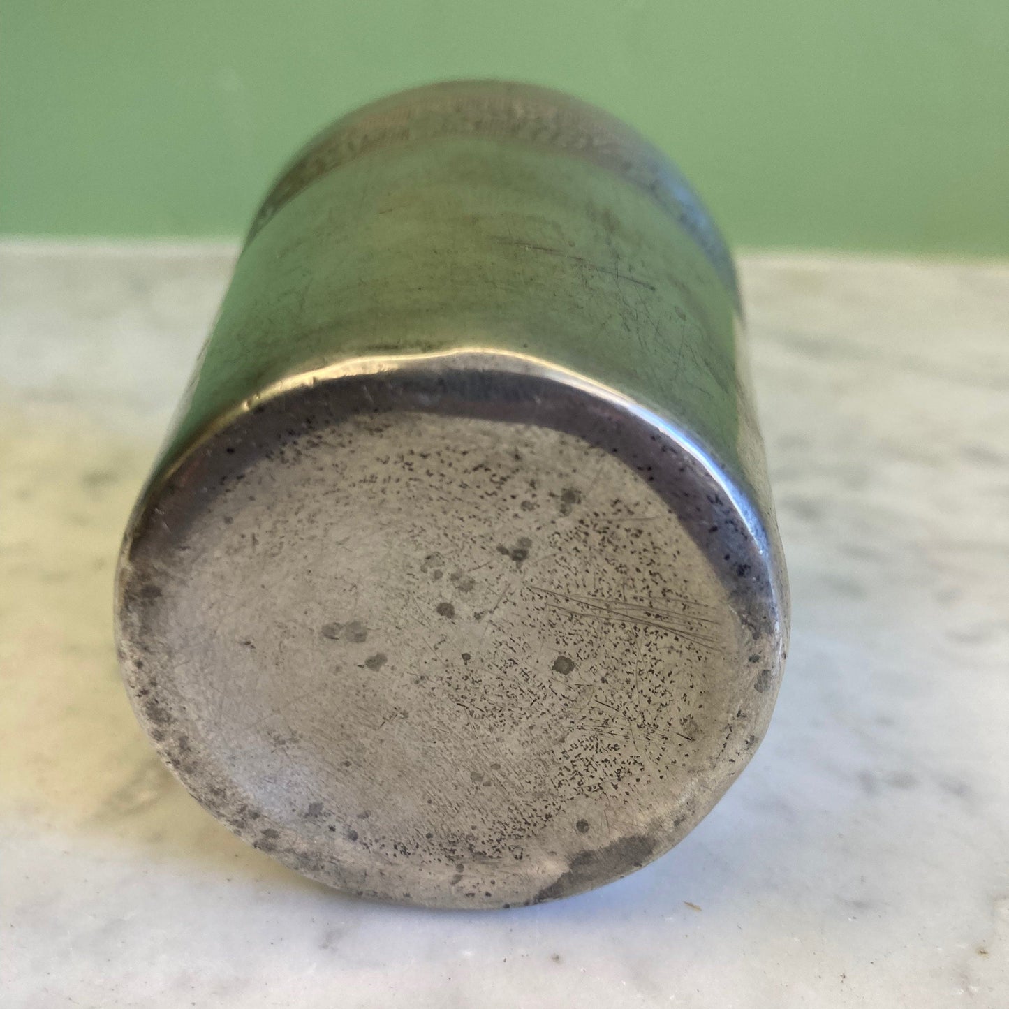 Timbale à décor d' une frise de pampres en argent massif.