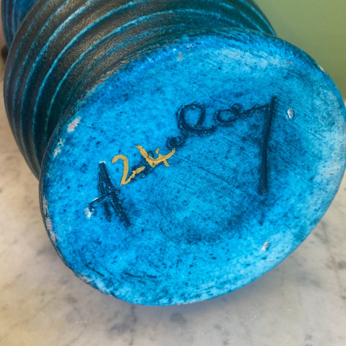 Vase en grés émaillé bleu signé Accolay