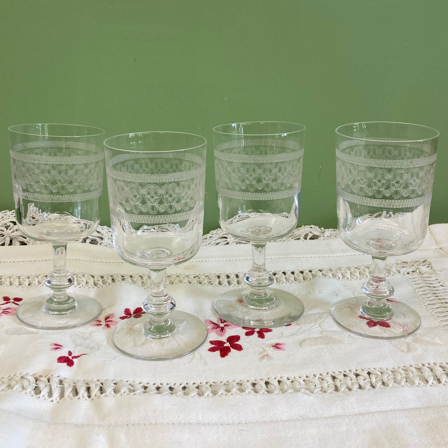 4 Grands verres à vin en cristal gravé début 20e.