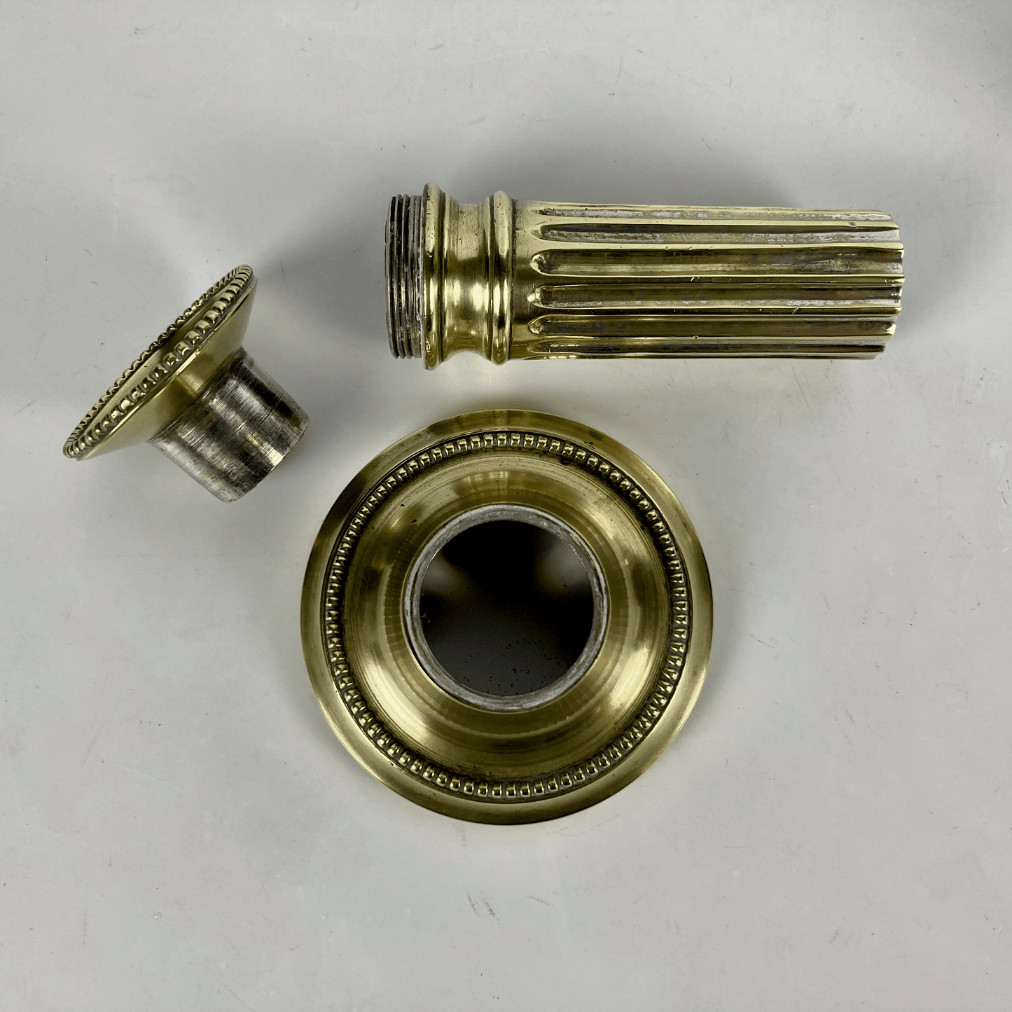 Paire de bougeoirs de voyage XVIII ème en bronze de st. LXVI