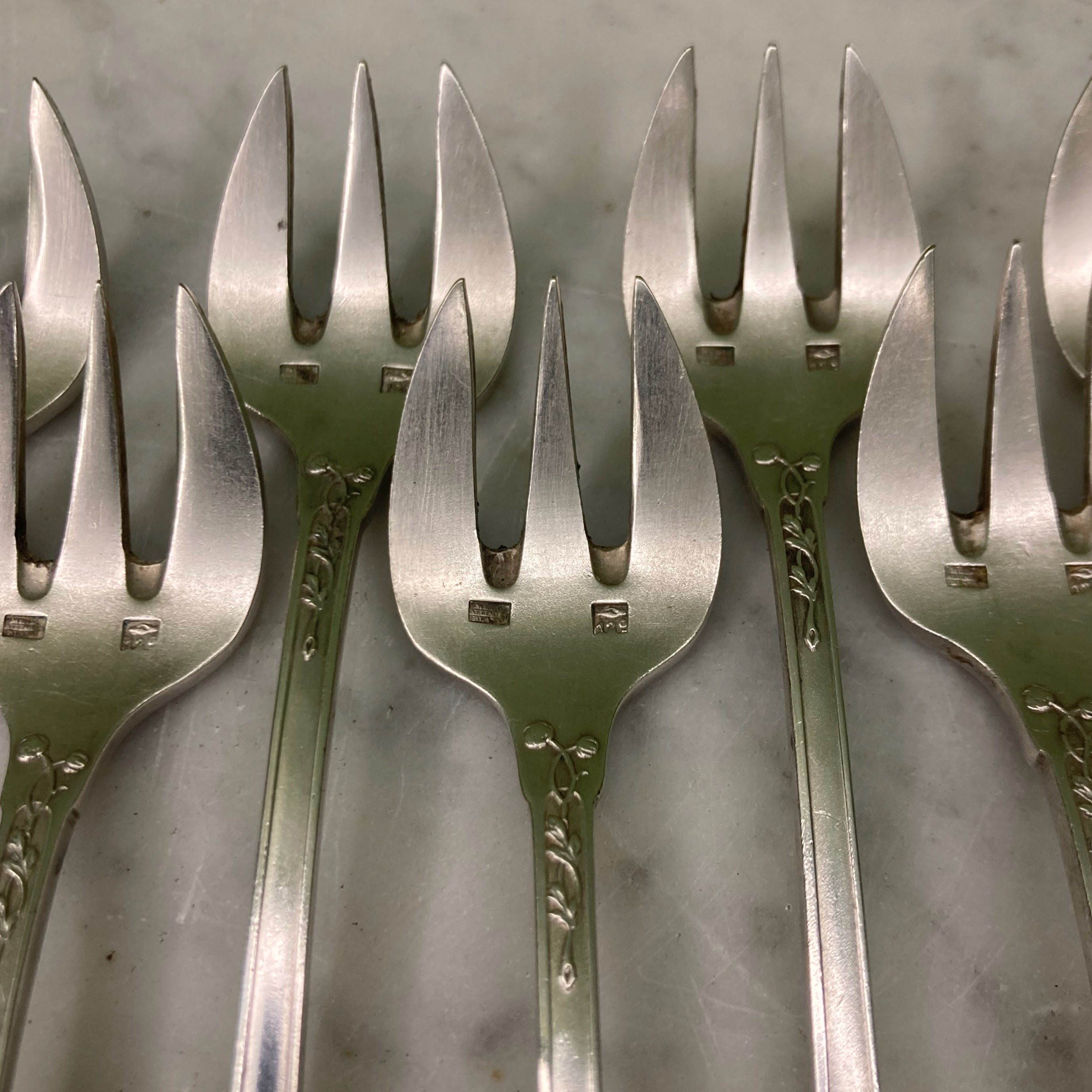 12 fourchettes à huitre métal argenté style art deco orfèvre SFAM Mid 20th c French silver-plated oyster forks 13,6cm - France 12 fourchettes à huitre métal argenté style art deco orfèvre SFAM Mid 20th c French silver-plated oyster forks 13,6cm - France