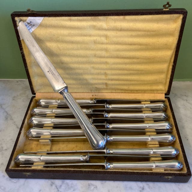 12 grands couteaux de table métal argenté