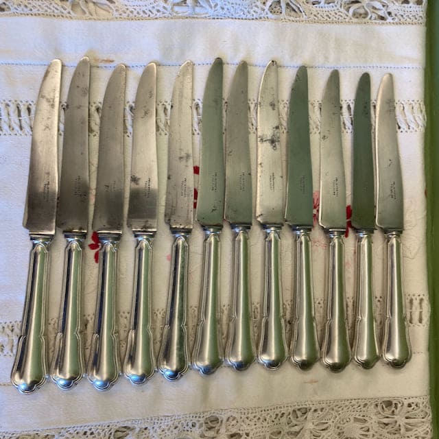 12 grands couteaux de table métal argenté