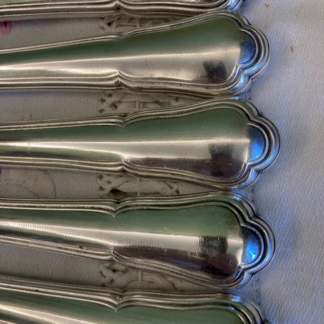 12 grands couteaux de table métal argenté