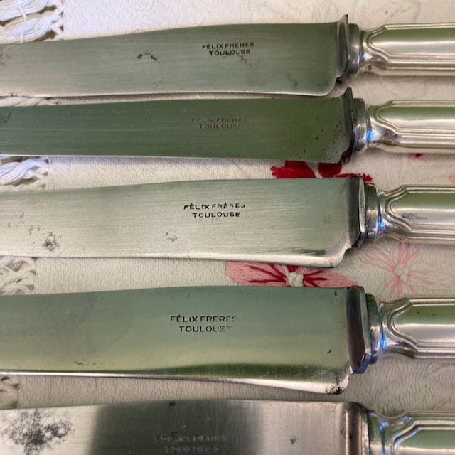 12 grands couteaux de table métal argenté