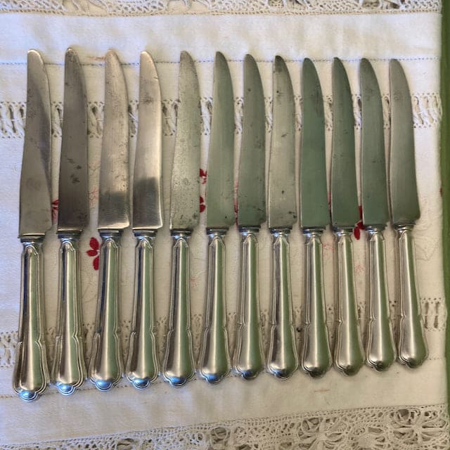 12 grands couteaux de table métal argenté