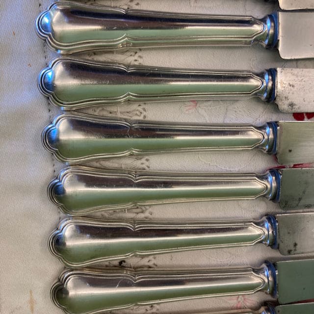 12 grands couteaux de table métal argenté