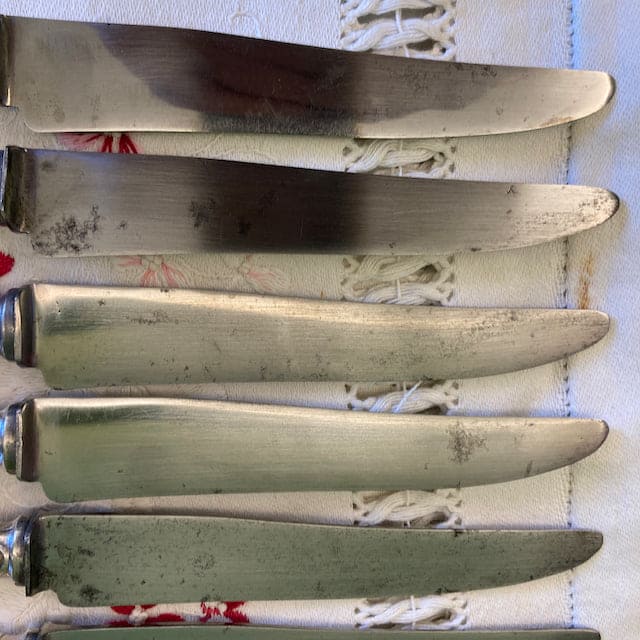 12 grands couteaux de table métal argenté