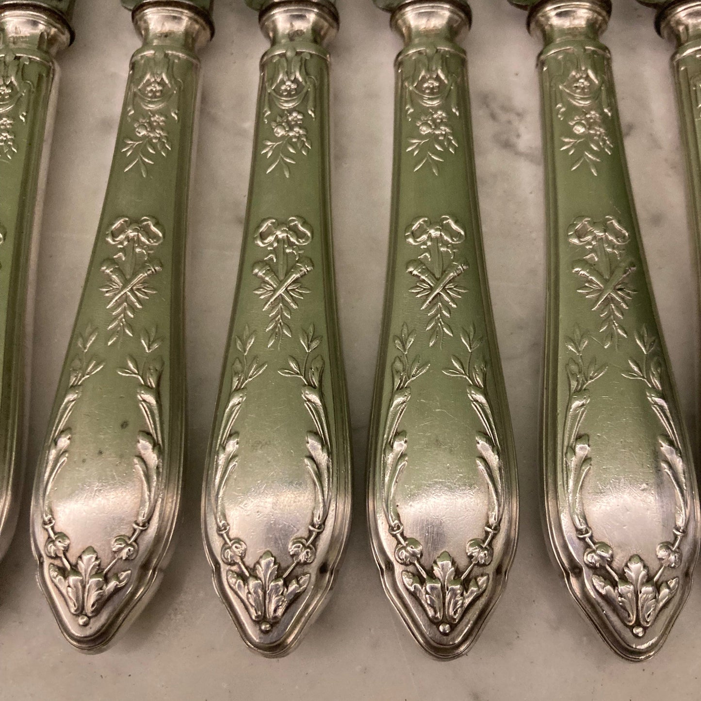 6 Couteaux à entremets SFAM en métal argenté de style Louis XVI.