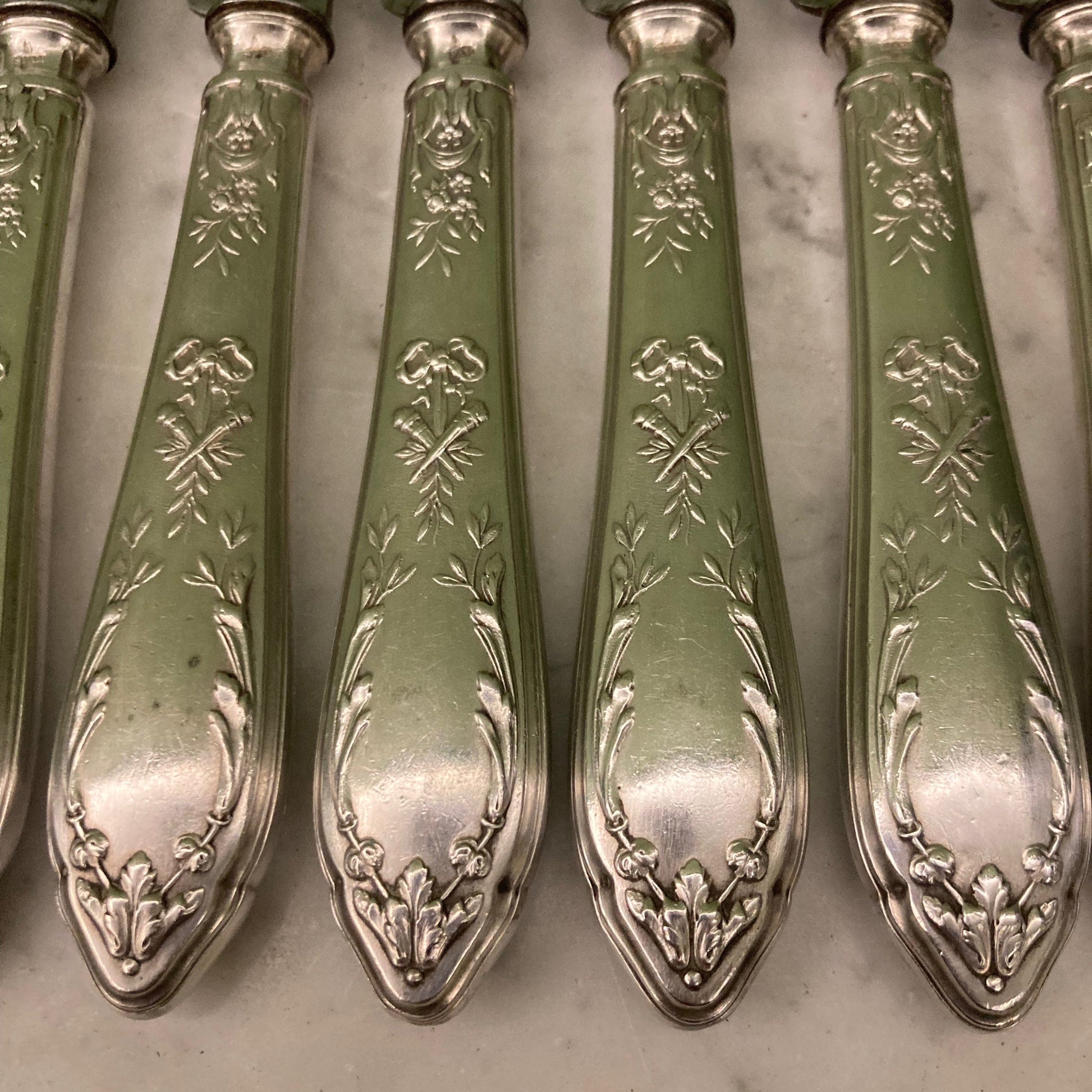 6 Couteaux à entremets SFAM en métal argenté de style Louis XVI.