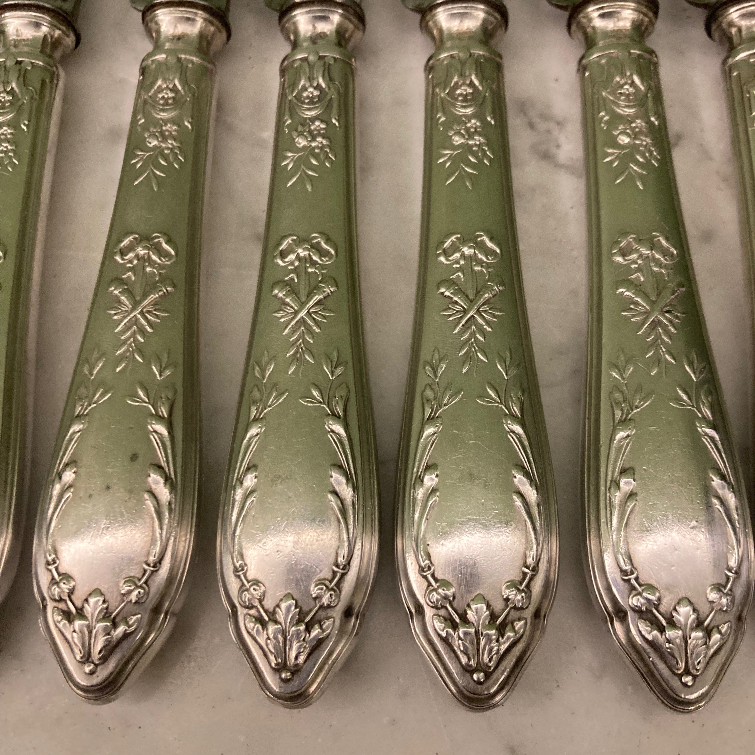6 Couteaux à entremets SFAM en métal argenté de style Louis XVI.