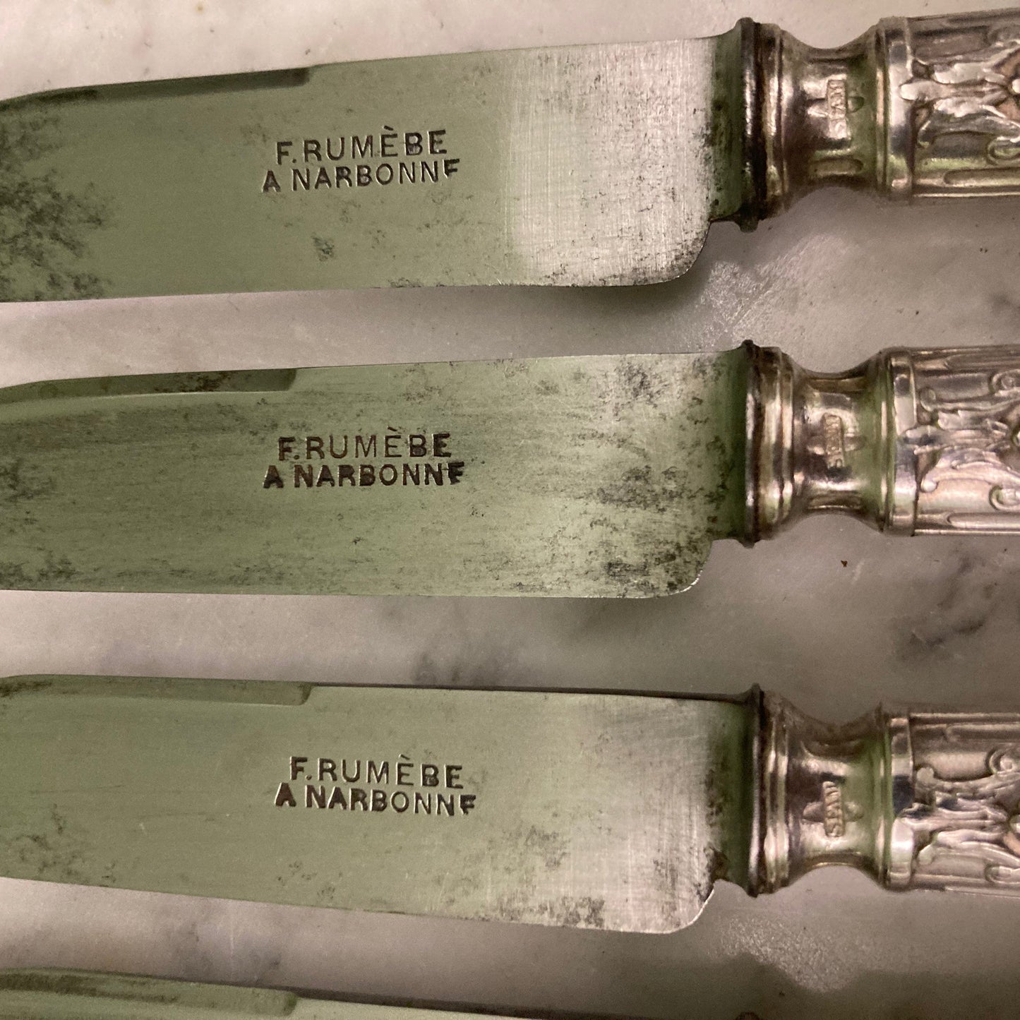 6 Couteaux à entremets SFAM en métal argenté de style Louis XVI.