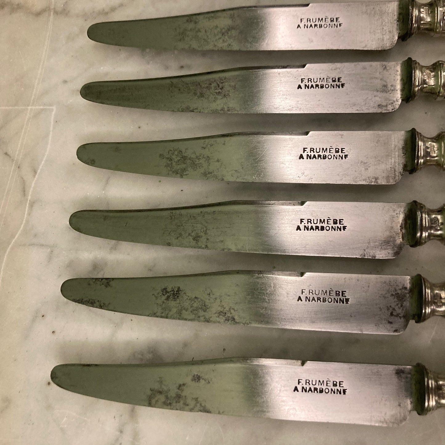 6 Couteaux à entremets SFAM en métal argenté de style Louis XVI.