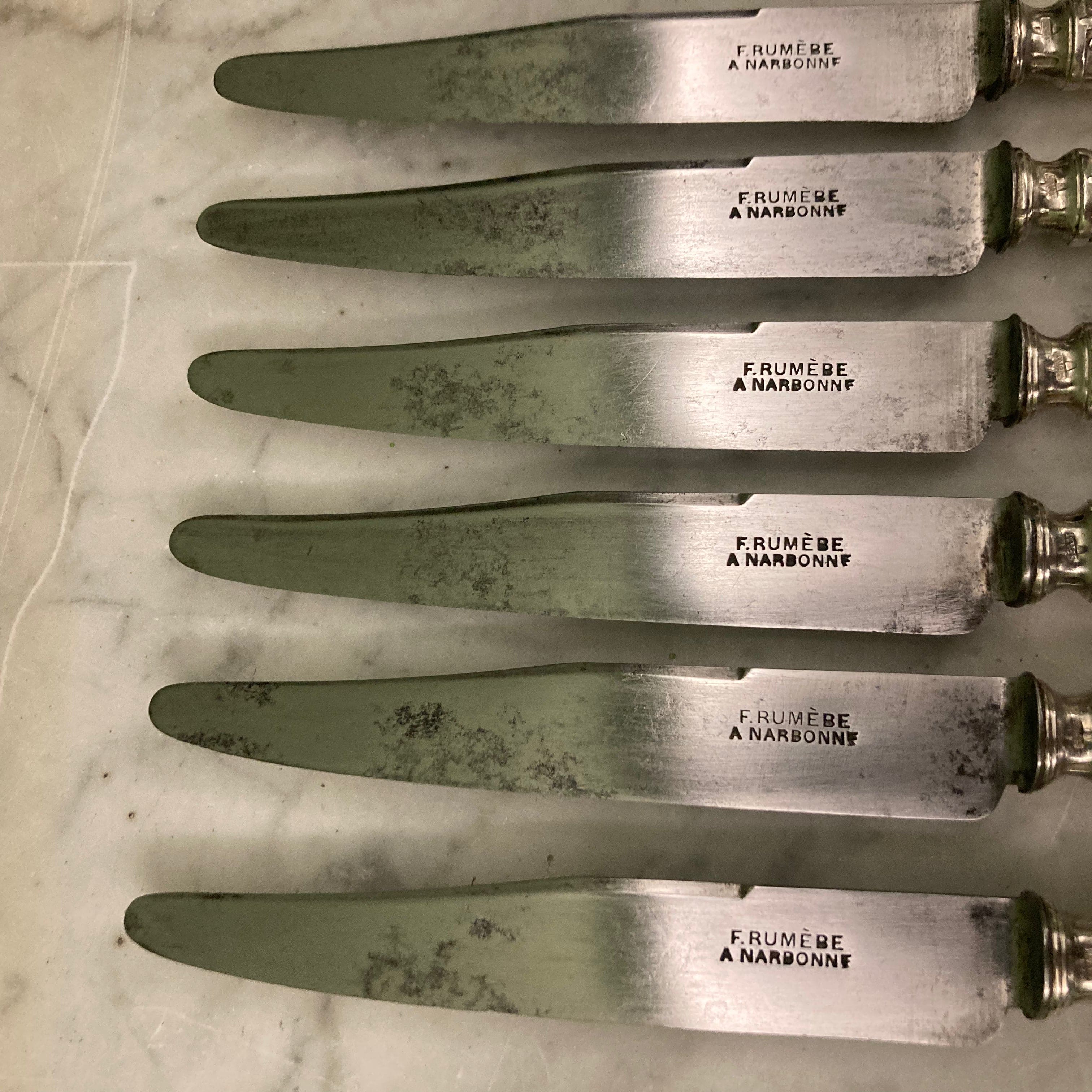 6 Couteaux à entremets SFAM en métal argenté de style Louis XVI.