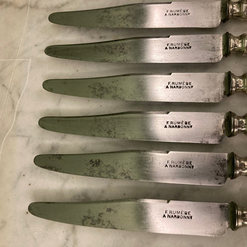 6 Couteaux à entremets SFAM en métal argenté de style Louis XVI.