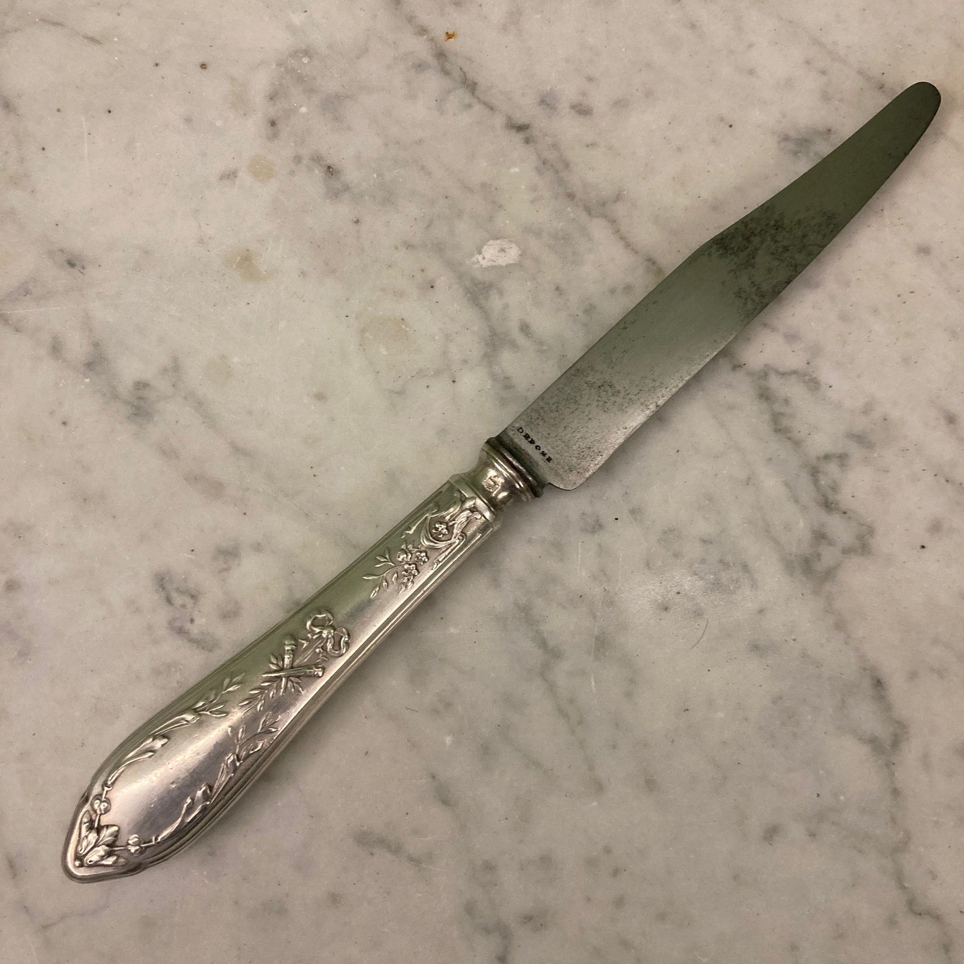 6 Couteaux à entremets SFAM en métal argenté de style Louis XVI.