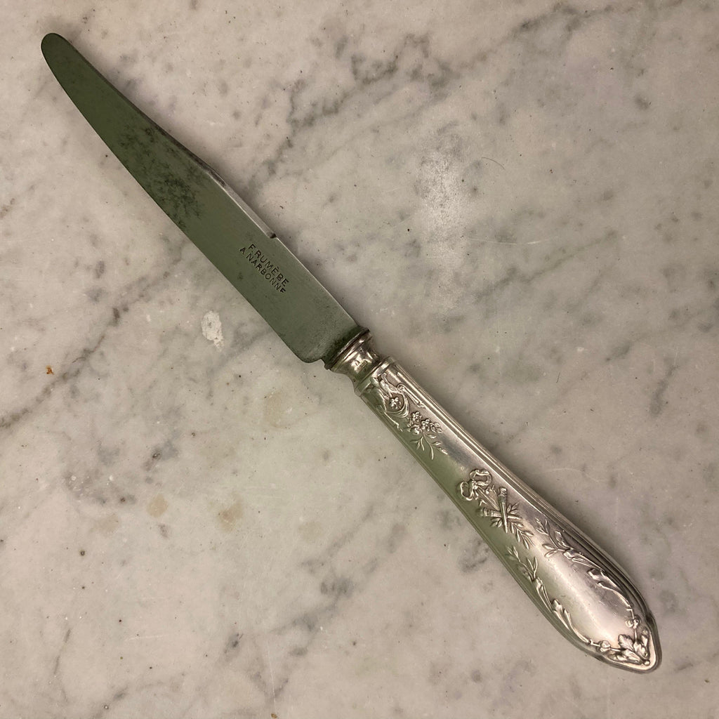 6 Couteaux à entremets SFAM en métal argenté de style Louis XVI.