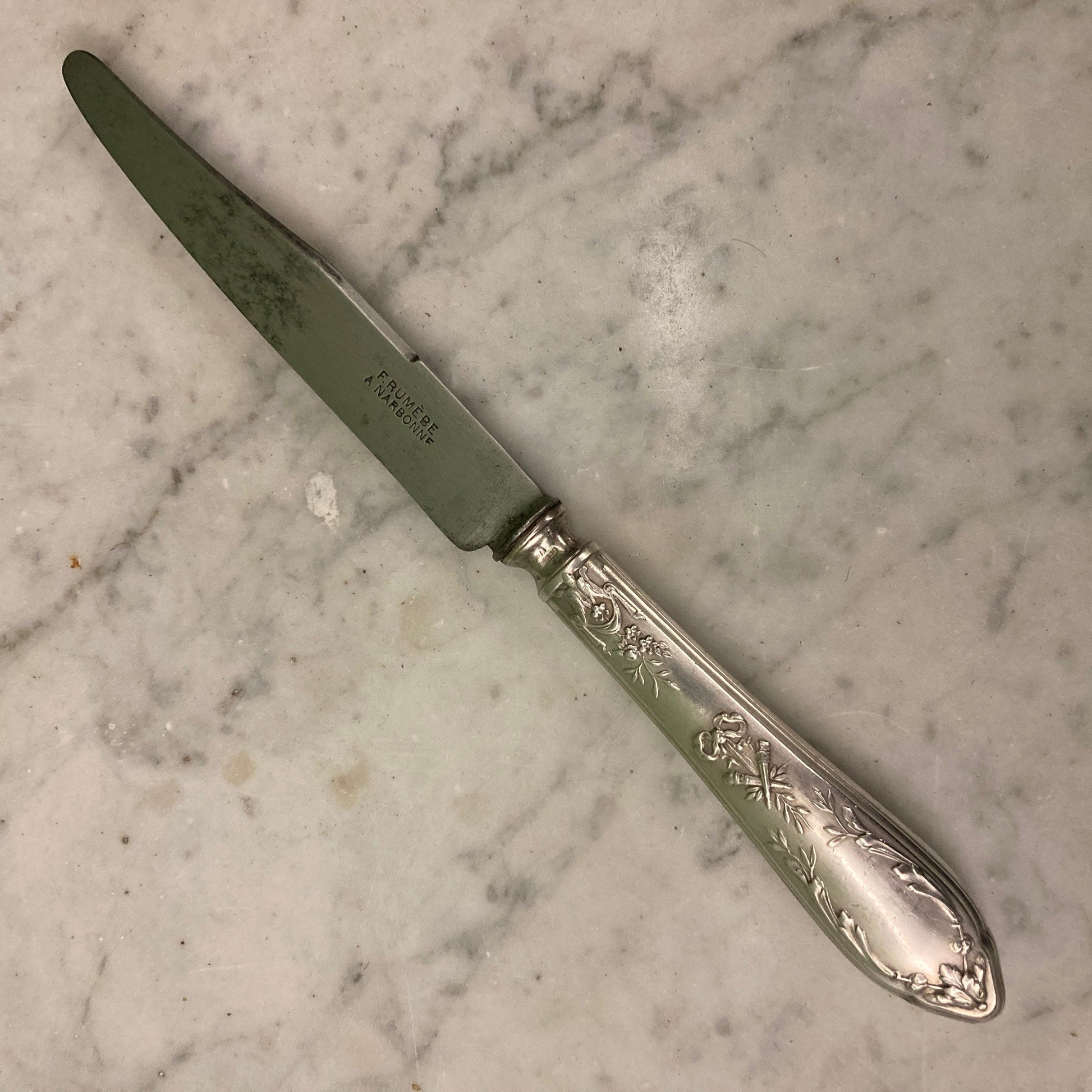 6 Couteaux à entremets SFAM en métal argenté de style Louis XVI.