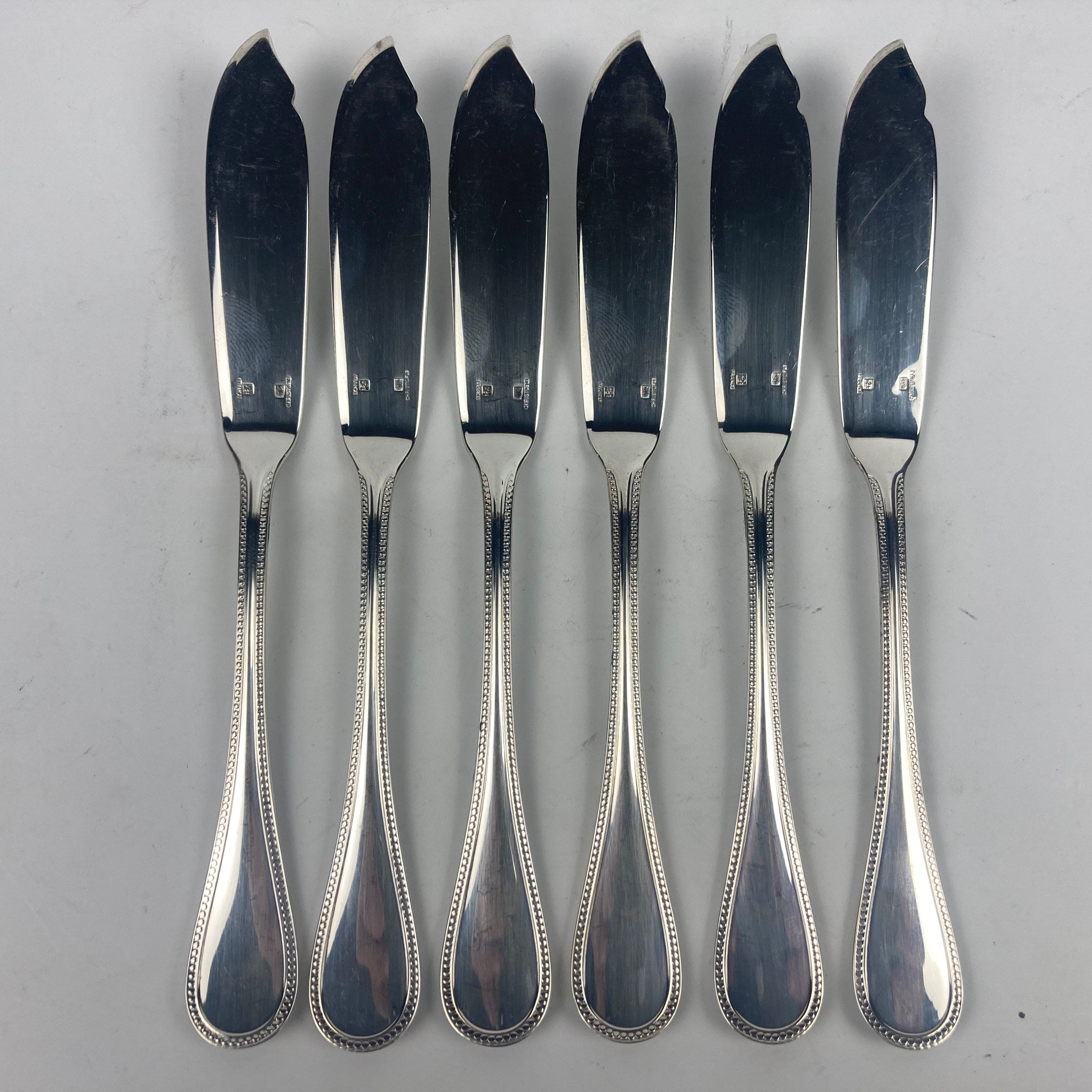 6 couverts à poisson métal argenté orfèvre Christofle modèle rubans Louis XVI gravé JV early 20th c silver-plated 12p fish cutlery set - France 6 couverts à poisson métal argenté orfèvre Christofle modèle rubans Louis XVI gravé JV early 20th c silver-plated 12p fish cutlery set - France