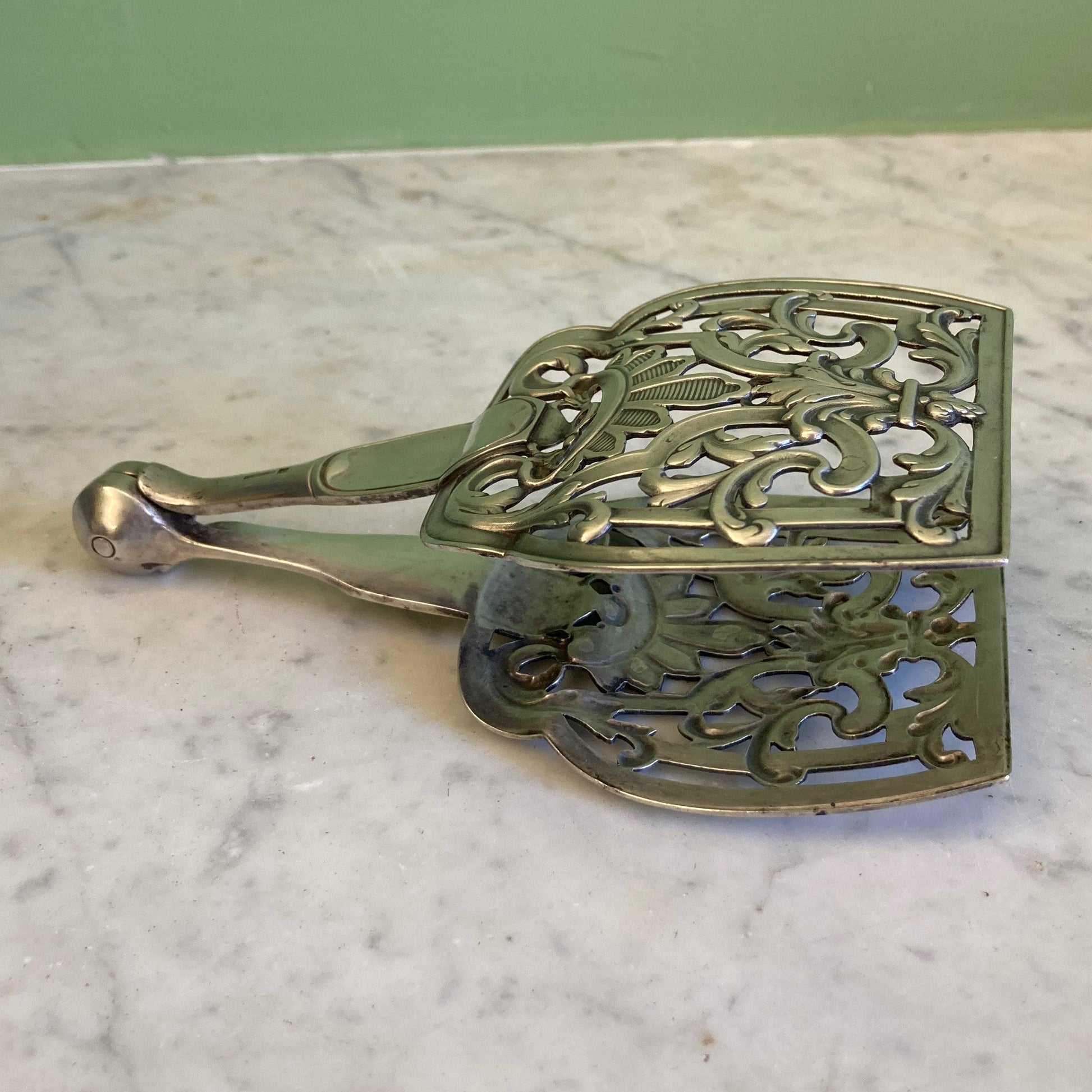 Ancienne pince à asperges en métal argenté de la Maison Christofle