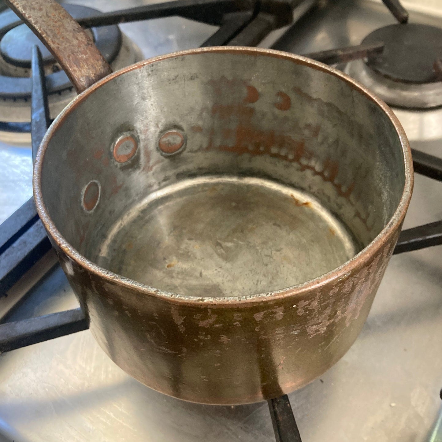 Ancienne casserole en cuivre étamé de marque Dehillerin