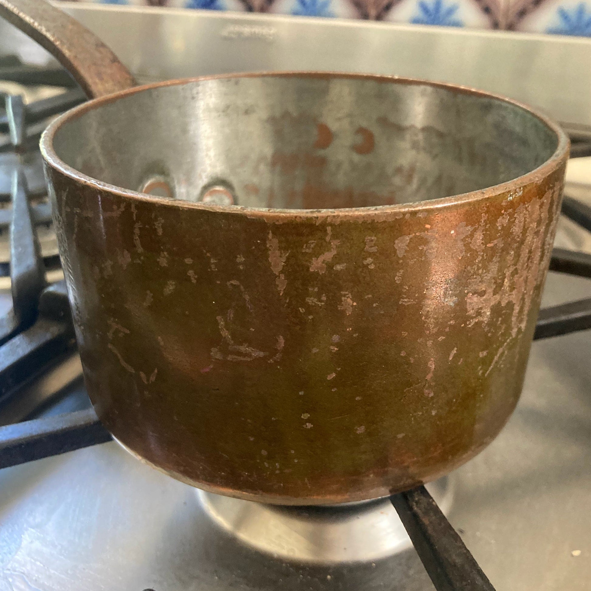 Ancienne casserole en cuivre étamé de marque Dehillerin