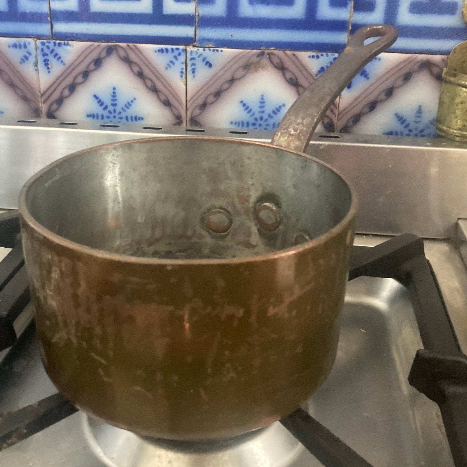 Ancienne casserole en cuivre étamé de marque Dehillerin