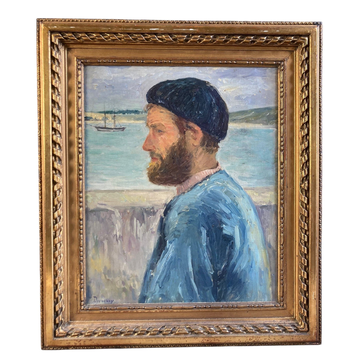 Tableau huile sur toile par Émile Dezaunay représentant un portrait de marin pêcheur breton de profil en vareuse bleue avec un voilier en arrière-plan.