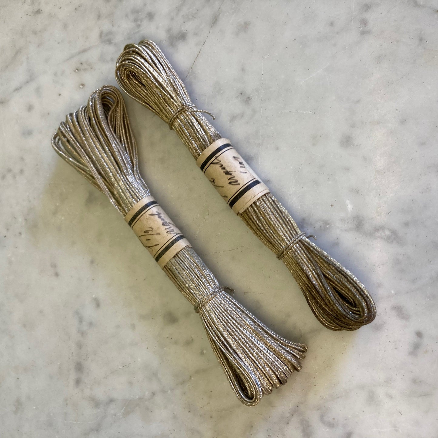 2 alte Stränge silbergeflochtener Metallfäden zur Stickerei-Restaurierung