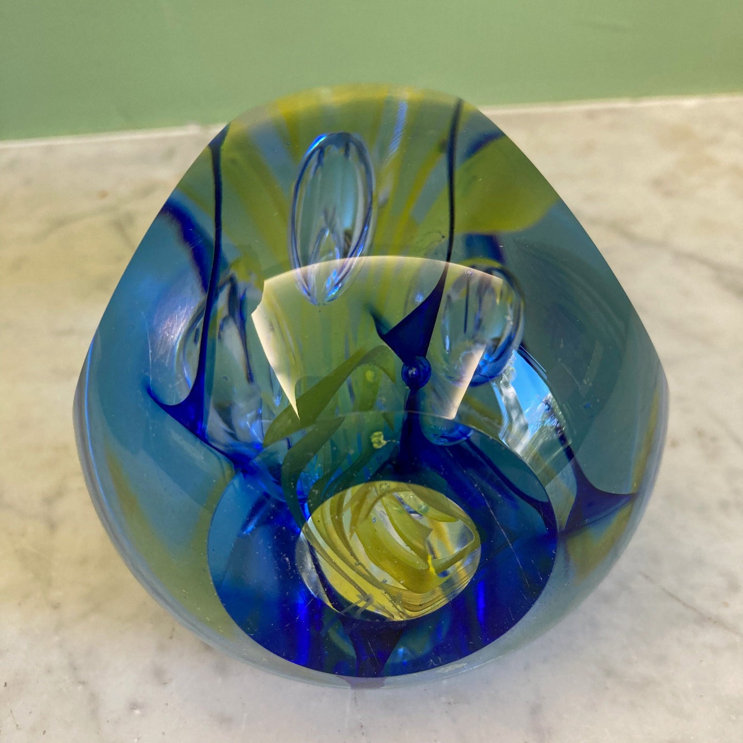 Presse papier en verre soufflé de Remigijus Kriukas dit Remis