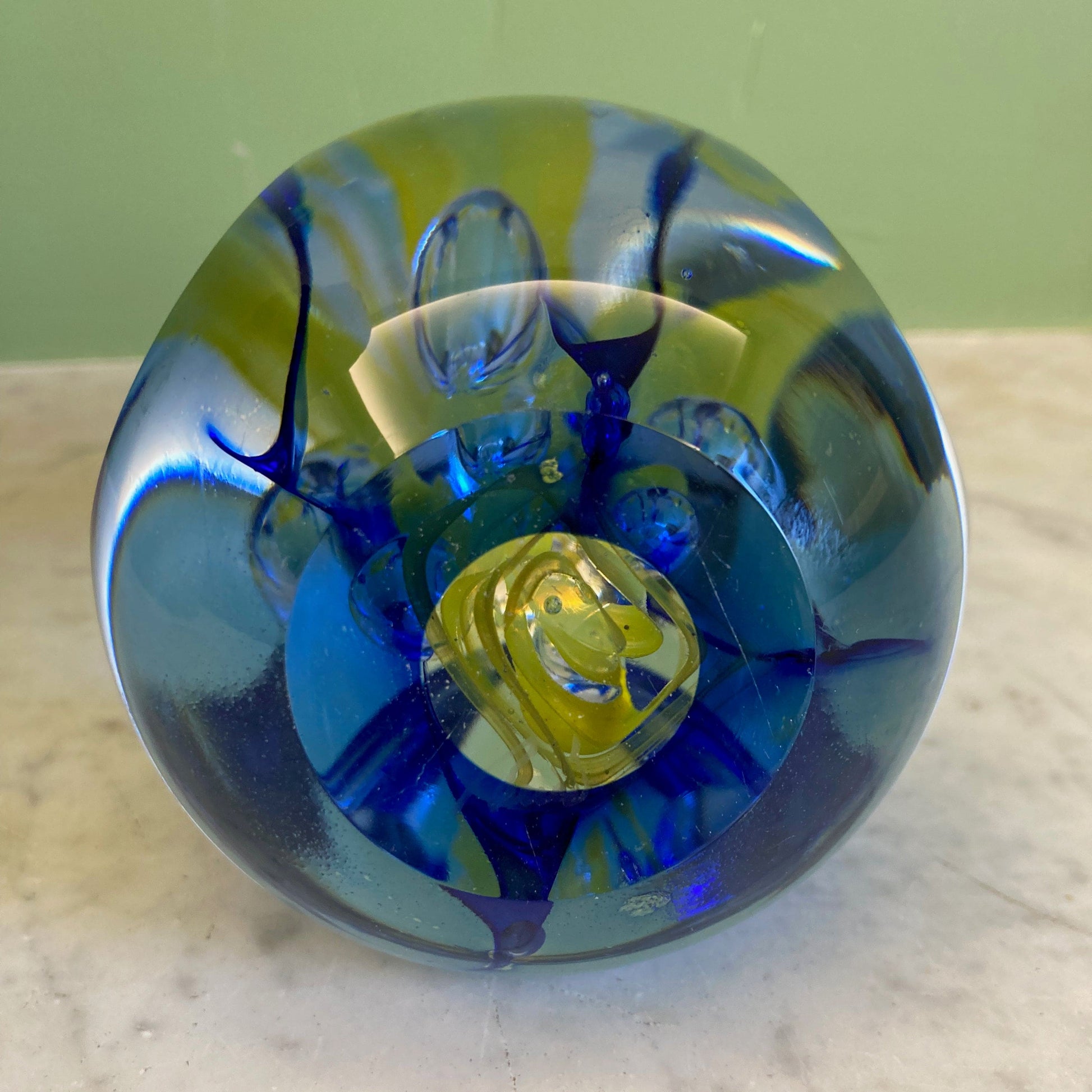 Presse papier en verre soufflé de Remigijus Kriukas dit Remis