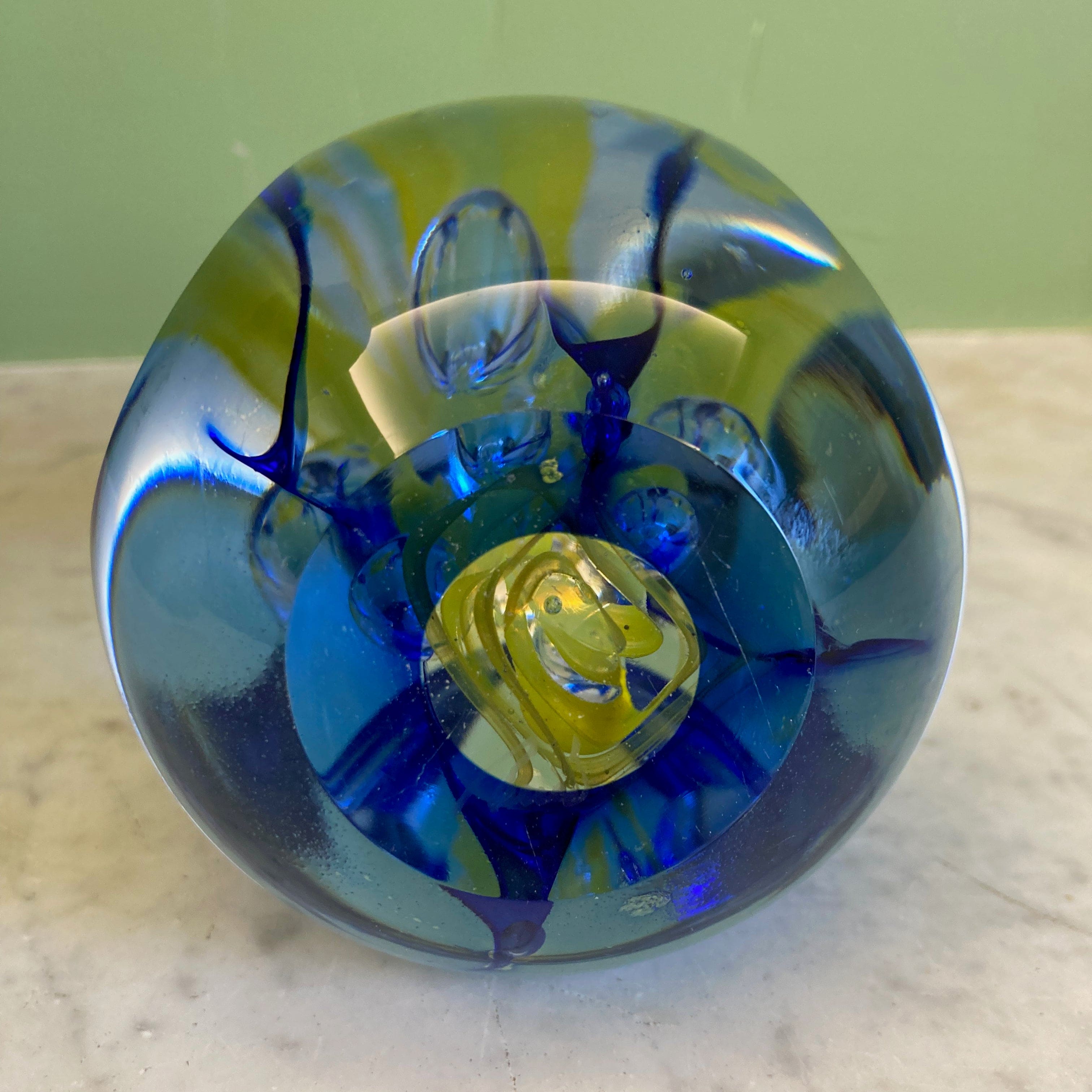 Presse papier en verre soufflé de Remigijus Kriukas dit Remis