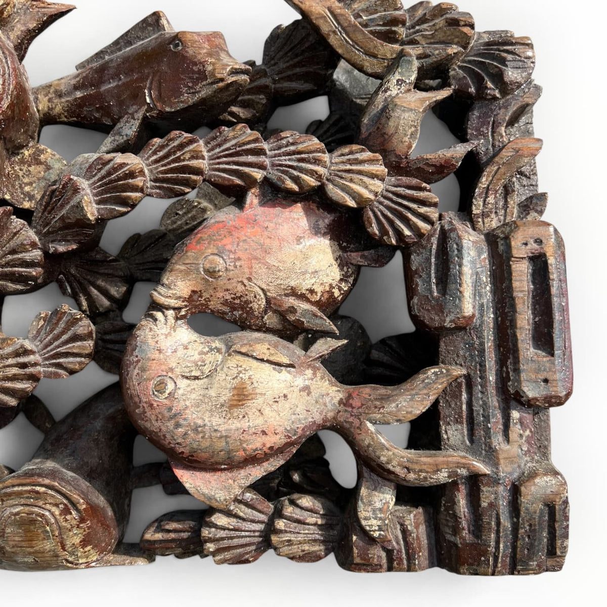 Détail de bois sculpté ancien polychrome aux poissons et coquilles Saint-Jacques