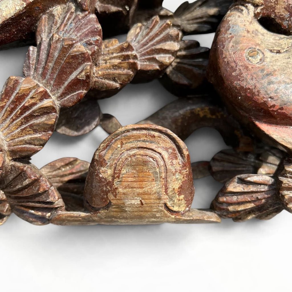 Détail de bois sculpté ancien polychrome aux poissons et coquilles Saint-Jacques
