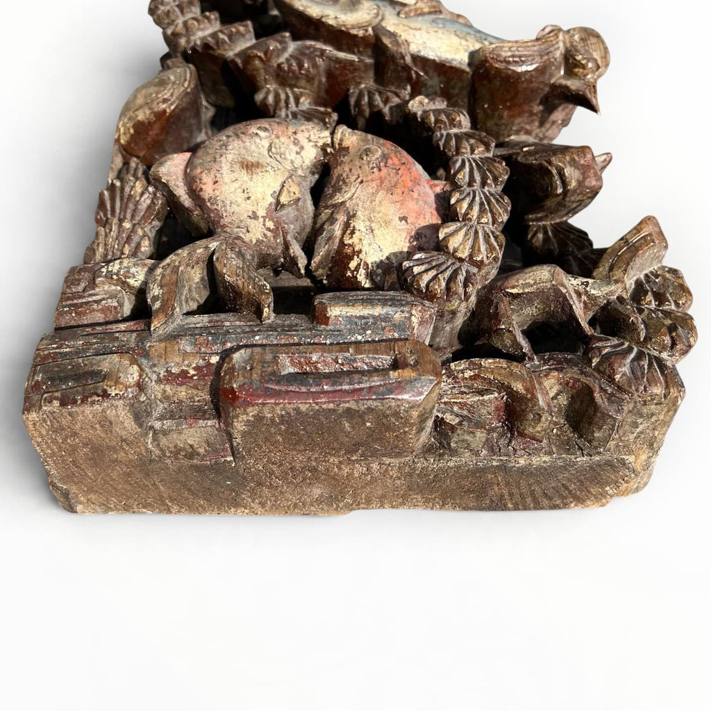 Détail de bois sculpté ancien polychrome aux poissons et coquilles Saint-Jacques